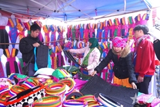 ຕະຫຼາດເຂດພູສູງເຕັມໄປດ້ວຍສີສັນລະດູບານໃໝ່ໃນຊຸມມື້ກ່ອນບຸນເຕັດ