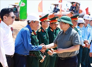 ທ່ານນາຍົກລັດຖະມົນຕີ ກວດກາບັນດາໂຄງການຄົມມະນາຄົມ ຢູ່ພາກກາງ