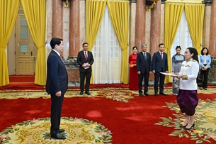 ທ່ານປະທານປະເທດ ເລືອງເກື່ອງ ຕ້ອນຮັບເອກອັກຄະລັດຖະທູດບັນດາປະເທດ ເຂົ້າຍື່ນສານຕາຕັ້ງ