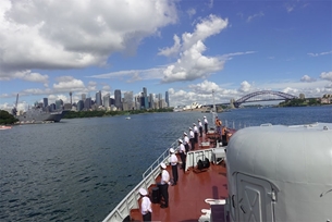 ກຳປັ່ນ 016-ກວາງຈຸງ ເຂົ້າຮ່ວມພິທີສວນສະໜາມສະເຫຼີມສະຫຼອງວັນສ້າງຕັ້ງທະຫານເຮືອແຫ່ງລາຊະອານາຈັກ ອົດສະຕາລີ ຄົບຮອບ 125 ປີ