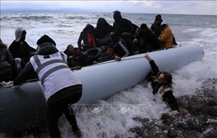 ເກຼັກ ກູ້​ເອົາ​ຊີ​ວິດ​ຊາວ​ອົບ​ພະຍົບ​ຢູ່ນອກ​ຝັ່ງ​ເກາະ Crete ກວ່າ 300 ຄົນ