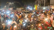 អ្នកគាំទ្រចេញមកតាមដងផ្លូវដើម្បីអបអរជ័យជម្នះរបស់ក្រុមបាល់ទាត់វៀតណាម