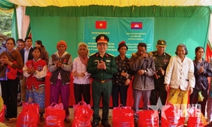 បញ្ជាការដ្ឋានយោធាខេត្ត Dak Lak រៀបចំការពិនិត្យសុខភាព និងផ្តល់អំណោយជូនប្រជាជនខេត្តមណ្ឌលគិរី