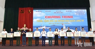 កងឆ្មាំសមុទ្រតំបន់លេខ១ វៀតណាម សួរសុខទុក្ខ និងជូនអំណោយនៅស្រុកកោះ Bach Long Vi