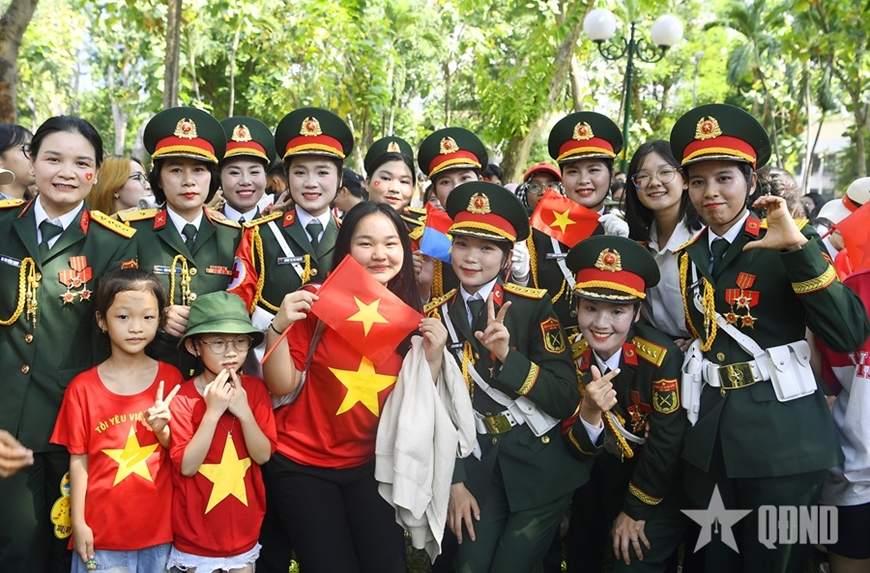 Gallery - 	ប្រជាជនក្នុងពិធីរំលឹកខួបលើកទី ៥០ នៃទិវារំដោះភាគខាងត្បូង និងបង្រួបបង្រួមប្រទេសជាតិ