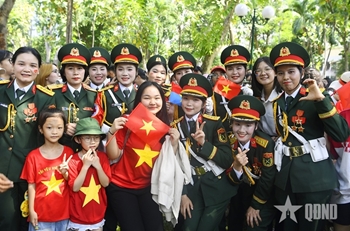 ប្រជាជនក្នុងពិធីរំលឹកខួបលើកទី ៥០ នៃទិវារំដោះភាគខាងត្បូង និងបង្រួបបង្រួមប្រទេសជាតិ