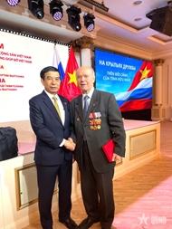 លោកនាយឧត្តមសេនីយ៍ Phan Van Giang ជួបជាមួយប្រធានសមាគមអតីតយុទ្ធជនរុស្ស៊ី ដែលធ្លាប់បំពេញបេសកកម្មនៅវៀតណាម