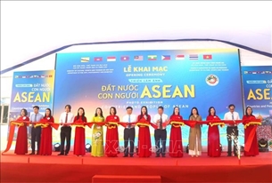 ការតាំងពិព័រណ៍រូបថតស្តីអំពី “ទឹកដី និងមនុស្សអាស៊ាន”