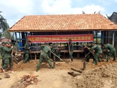 កងទ័ពវៀតណាមជួយប្រជាជនលុបបំបាត់ផ្ទះបណ្តោះអាសន្ន ផ្ទះទ្រុឌទ្រោម