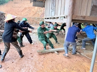 កងទ័ពការពារព្រំដែនជួយប្រជាពលរដ្ឋទប់ទល់នឹងគ្រោះទឹកជំនន់ និងការរអិលបាក់ដីជាបន្ទាន់