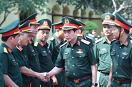 លោកនាយឧត្តមសេនីយ៍ Phan Van Giang ជួបប្រាស្រ័យជាមួយអ្នកបោះឆ្នោតនៅកងពលធំលេខ ៣១២