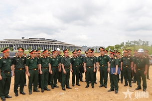 លោកនាយឧត្តមសេនីយ៍ Phan Van Giang ចុះពិនិត្យការសាងសង់សំណង់អនុស្សាវរីយ៍យោធិនអន្តរជាតិនៅសារមន្ទីរប្រវត្តិសាស្ត្រយោធាវៀតណាម