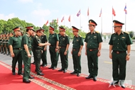 ប្រធានអគ្គស្នងការនយោបាយនៃកងទ័ពប្រជាជនឡាវបំពេញទស្សនកិច្ចការងារនៅយោធភូមិភាគទី២ នៃកងទ័ពប្រជាជនវៀតណាម