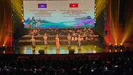 ក្រុមសិល្បៈយោធាភិរម្យកងយោធពលខេមរភូមិន្ទ សម្តែងនៅទីក្រុងហូជីមិញ