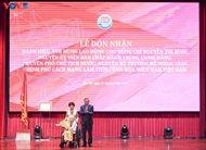 លោក To Lam អគ្គលេខាបក្ស ប្រគល់កិត្តនាមវីរៈពលកម្មជូនចំពោះលោកស្រី Nguyen Thi Binh