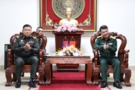បញ្ជាការដ្ឋានយោធាខេត្ត Lam Dong ស្វាគមន៍ក្រុមសិល្បៈយោធាភិរម្យកងយោធពលខេមរភូមិន្ទ