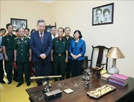 លោក To Lam អគ្គលេខាបក្ស អុជធូបគោរពវិញ្ញាណក្ខន្ធលោកប្រធានហូជីមិញ នៅផ្ទះលេខ ៤៨ វិថី Hang Ngang ទីក្រុងហាណូយ