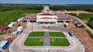 ចុះត្រួតពិនិត្យវឌ្ឍនភាព និងពេលវេលាសម្ពោធដាក់ឱ្យដំណើរការច្រកទ្វារអន្តរជាតិ Tan Nam - ម៉ឺនជ័យ