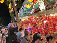 ភ្ញៀវទេសចរបរទេសចាប់អារម្មណ៍នឹងបរិយាកាសបុណ្យសែនព្រះខែនៅវៀតណាម