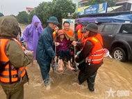 កងទ័ពការពារព្រំដែនទីក្រុង Da Nang ប្រគល់អំណោយចំនួន ២០០០ កញ្ចប់ ជូនដល់ប្រជាជននៅតំបន់ដែលរងគ្រោះដោយទឹកជំនន់