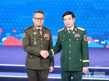 សកម្មភាពរបស់លោកនាយឧត្តមសេនីយ៍ Phan Van Giang នៅ ADMM-19 និង ADMM+ លើកទី១២