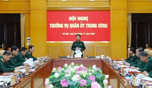 លោកនាយឧត្តមសេនីយ៍ Phan Van Giang ធ្វើជាអធិបតីក្នុងគណៈអចិន្ត្រៃយ៍នៃគណៈកម្មាធិការបក្សយោធាមជ្ឈិម