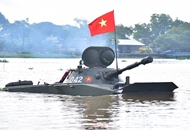 “ដំរីដែក” ហ្វឹកហាត់ហែលទឹក