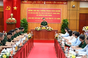 លោក Phan Van Giang រដ្ឋមន្ត្រី ជួបធ្វើការជាមួយគណៈអចិន្ត្រៃយ៍នៃគណៈកម្មាធិការបក្សខេត្ត Tay Ninh និងកងពលធំលេខ ៥ (យោធភូមិភាគទី៧)