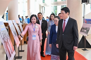 អបអរសាទរខួបលើកទី ៥០ នៃទិវាឯករាជ្យជាតិឡាវ និងខួបលើកទី ១០៥ នៃថ្ងៃកំណើតរបស់លោកប្រធាន កៃសុន ភូមិវិហារ