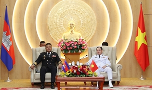 មេបញ្ជាការកងទ័ពជើងទឹកកម្ពុជាអញ្ជើញមកបំពេញទស្សនកិច្ចនៅបញ្ជាការដ្ឋានកងទ័ពជើងទឹកវៀតណាម