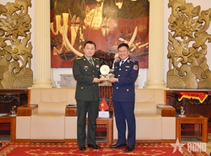 មេបញ្ជាការកងឆ្មាំសមុទ្រវៀតណាមទទួលជួបអនុព័ន្ធយោធាចិន