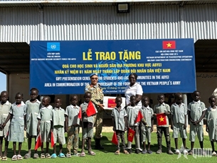 អំណោយជួយតភ្ជាប់មនោសញ្ចេតនារវាងមនុស្ស និងមនុស្សរបស់កងទ័ពលោកអ៊ំហូ នៅតំបន់ Abyei