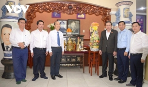 លោក Tran Thanh Man ប្រធានរដ្ឋសភា អញ្ជើញទៅសួរសុខទុក្ខ និងជូនពរបុណ្យចូលឆ្នាំថ្មីតេតក្រុមគ្រួសាររបស់លោក Nguyen Huu Tho អតីតប្រធានរដ្ឋសភា