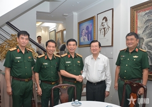 លោកនាយឧត្តមសេនីយ៍ Phan Van Giang អញ្ជើញទៅសួរសុខទុក្ខ និងជូនពរឆ្នាំថ្មីអតីតថ្នាក់ដឹកនាំបក្ស និងរដ្ឋ