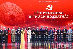 លោក To Lam អគ្គលេខាបក្សអញ្ជើញចូលរួមពិធីផ្តល់កិត្តិយសដល់សាខាបក្សឆ្នើម និងប្រគល់ពានរង្វាន់ញញួរ កណ្ឌៀវមាសលើកទី១០ ឆ្នាំ២០២៥