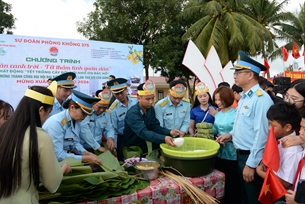 កម្មវិធីអបអរសាទបុណ្យចូលឆ្នាំថ្មីពោរពេញទៅដោយមនោសញ្ចេតនារវាងកងទ័ព និងប្រជាជន