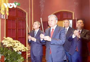 លោក To Lam អគ្គលេខាបក្ស អុជធូបនៅព្រះបរមរាជវាំង Thang Long និងអុជធូបគោរពវិញ្ញាណក្ខន្ធលោកប្រធានហូជីមិញនៅផ្ទះលេខ ៦៧