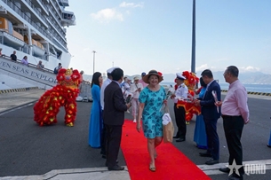 កំពង់ផែអន្តរជាតិ Cam Ranh ទទួលស្វាគមន៍នាវាទេសចរណ៍ Seven Seas Explorer និងអ្នកដំណើរចំនួន ៨០០ នាក់