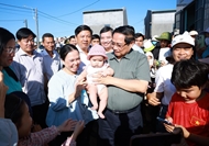 លោក Pham Minh Chinh នាយករដ្ឋមន្ត្រី អញ្ជើញទៅសួរសុខទុក្ខប្រជាជននៅតំបន់តាំងទីលំនៅថ្មី Quang Duc