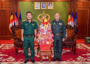 លោកឧត្តមសេនីយ៍ទោ Tran Vinh Ngoc ប្រធាននយោបាយយោធភូមិភាគទី៧ ជូនពរឆ្នាំថ្មីបញ្ជាការដ្ឋានកងទ័ពជើងគោក និងកងពលតូចលេខ៧០ នៃកងយោធពលខេមរភូមិន្ទ