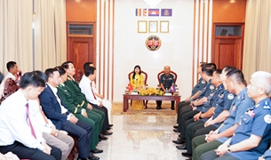 គណៈប្រតិភូគណៈកម្មាធិការបក្សខេត្ត An Giang  ជូនពរឆ្នាំថ្មីដល់បញ្ជាការដ្ឋានកងរាជអាវុធហត្ថលើផ្ទៃប្រទេសកម្ពុជា