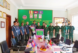 កងទ័ពការពារព្រំដែនខេត្ត Lam Dong ទៅជូនពរឆ្នាំថ្មីដល់កងកម្លាំងប្រដាប់អាវុធខេត្តមណ្ឌលគីរី (កម្ពុជា)