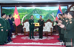 លោកនាយឧត្តមសេនីយ៍ Nguyen Tan Cuong ជួបសម្តែងការគួរសមជាមួយថ្នាក់ដឹកនាំបក្ស រដ្ឋ និងកងទ័ពឡាវ