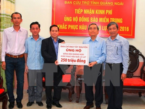 Flood victims in Quang Ngai receive financial aid