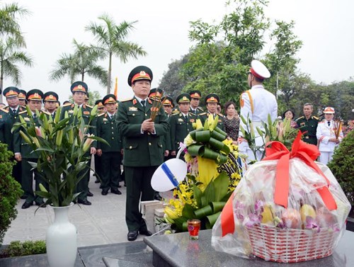 Incense offered to late General Van Tien Dung