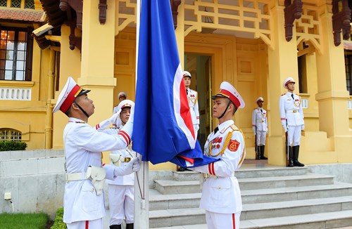 Flag raising ceremony marks ASEAN’s 50th anniversary in Hanoi and HCMC