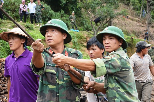Troops help flood-hit people in Yen Bai