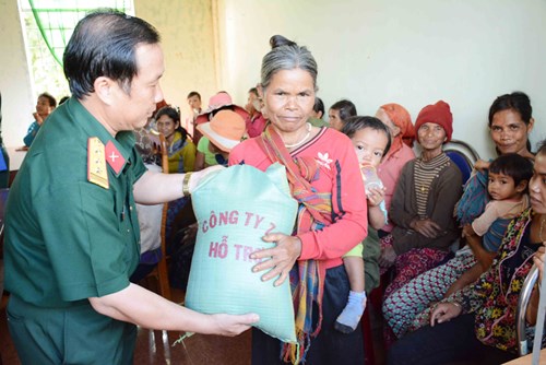 Military company presents rice to people in border areas