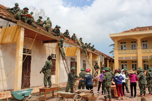 Military units help locals overcome flood consequences