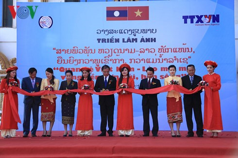 Photo exhibition on Vietnam-Laos relations opens in Vientiane